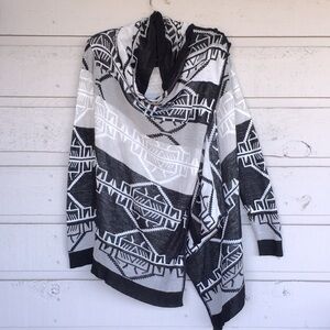 NWOT WATERFALL DRAPE FRONT AZTEC CARDIGAN BLACK/GRAY/WHITE LIGHTWEIGHT FINE KNIT